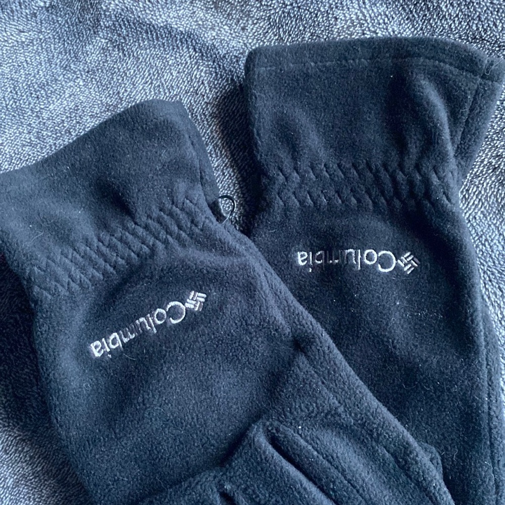 Women’s black Columbia gloves